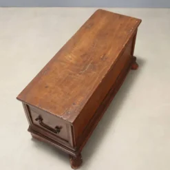 Coffre ancien en noyer avec poignées en fer forgé, Italie, XVIIIe siècle