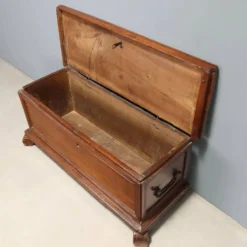 Coffre ancien en noyer avec poignées en fer forgé, Italie, XVIIIe siècle