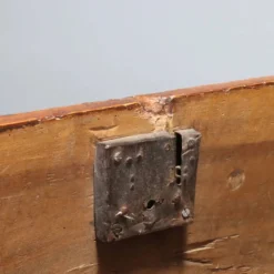 Coffre ancien en noyer avec poignées en fer forgé, Italie, XVIIIe siècle