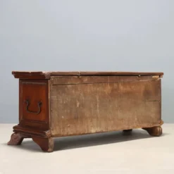 Coffre ancien en noyer avec poignées en fer forgé, Italie, XVIIIe siècle