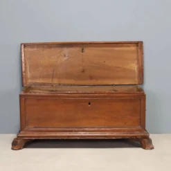 Coffre ancien en noyer avec poignées en fer forgé, Italie, XVIIIe siècle