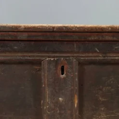 Coffre ancien en noyer à couvercle ouvrant, Italie, XVIIe siècle