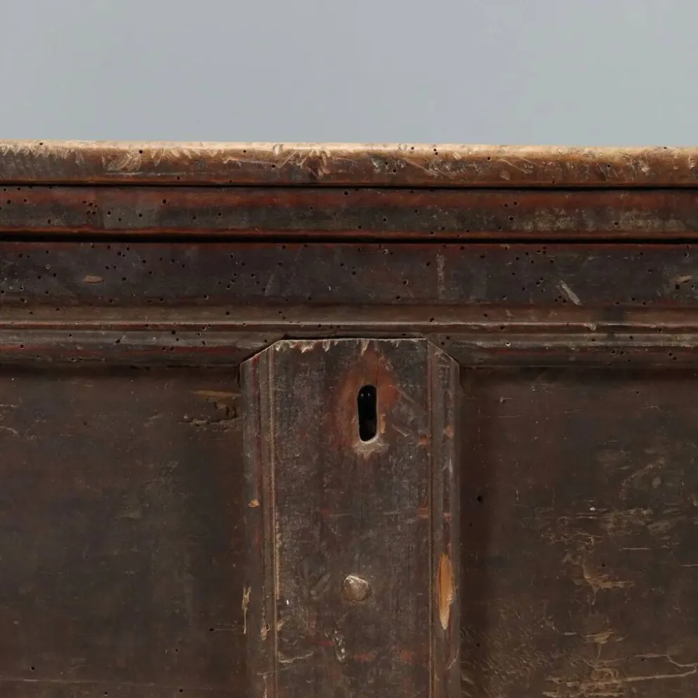 Coffre ancien en noyer à couvercle ouvrant, Italie, XVIIe siècle