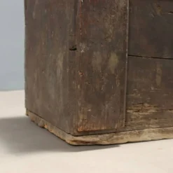 Coffre ancien en noyer à couvercle ouvrant, Italie, XVIIe siècle