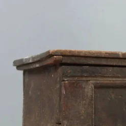 Coffre ancien en noyer à couvercle ouvrant, Italie, XVIIe siècle