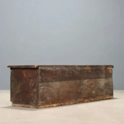 Coffre ancien en noyer à couvercle ouvrant, Italie, XVIIe siècle
