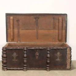 Coffre ancien en noyer, Italie, XVIIIe siècle