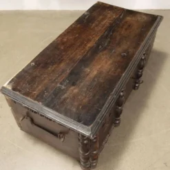 Coffre ancien en noyer, Italie, XVIIIe siècle
