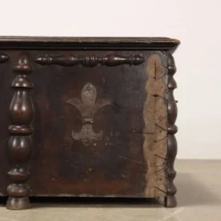 Coffre ancien en noyer, Italie, XVIIIe siècle