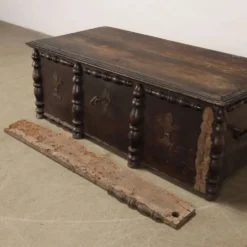 Coffre ancien en noyer, Italie, XVIIIe siècle