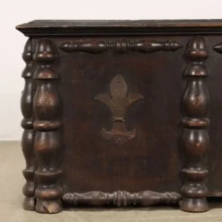 Coffre ancien en noyer, Italie, XVIIIe siècle