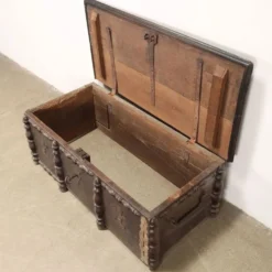 Coffre ancien en noyer, Italie, XVIIIe siècle