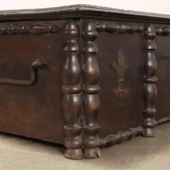 Coffre ancien en noyer, Italie, XVIIIe siècle