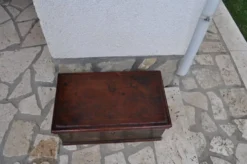 Coffre ancien en pin marron, peinture d'origine visible, République tchèque 1890-1919
