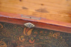 Coffre ancien en pin marron, peinture d'origine visible, République tchèque 1890-1919