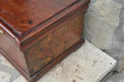 Coffre ancien en pin marron, peinture d'origine visible, République tchèque 1890-1919