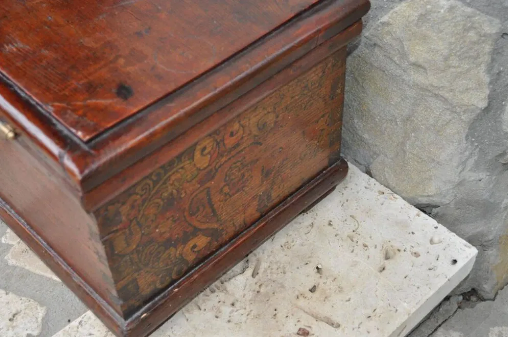 Coffre ancien en pin marron, peinture d'origine visible, République tchèque 1890-1919