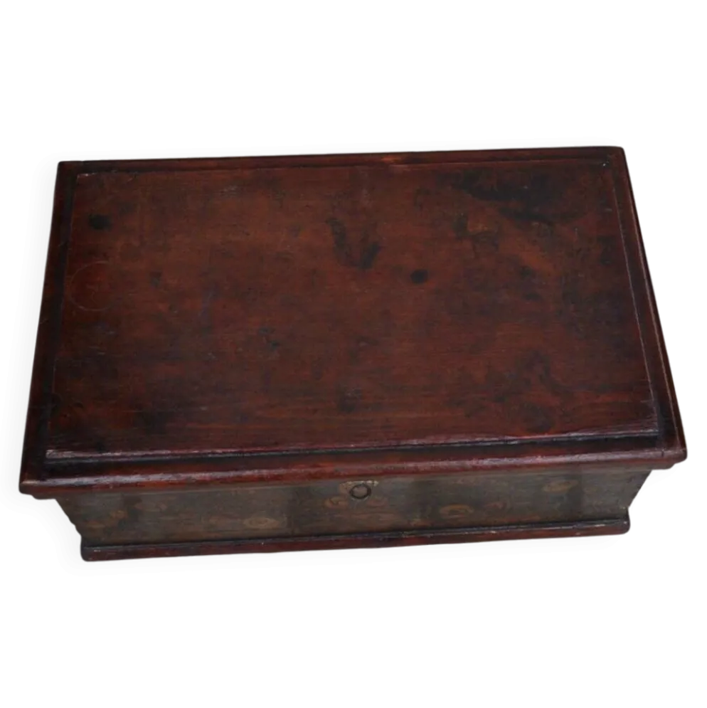 Coffre ancien en pin marron, peinture d'origine visible, République tchèque 1890-1919