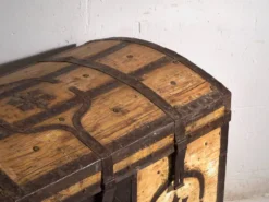 Coffre ancien ferré en bois de pin – Europe centrale, vers 1870