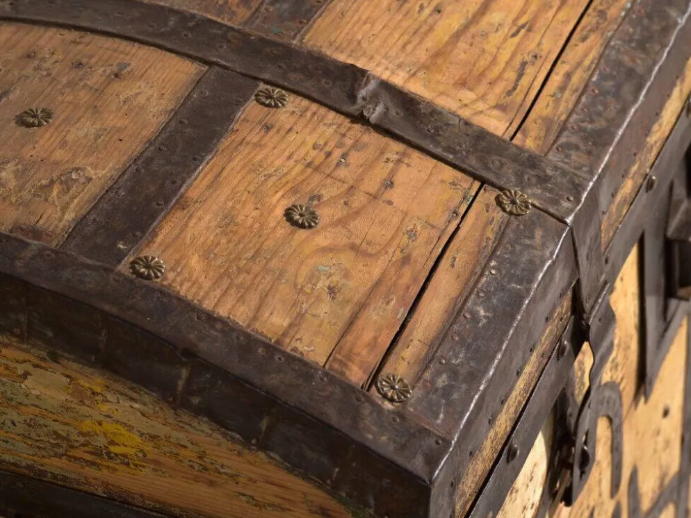 Coffre ancien ferré en bois de pin – Europe centrale, vers 1870
