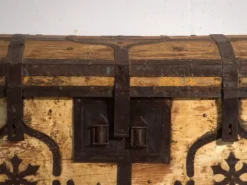 Coffre ancien ferré en bois de pin – Europe centrale, vers 1870