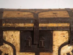 Coffre ancien ferré en bois de pin – Europe centrale, vers 1870
