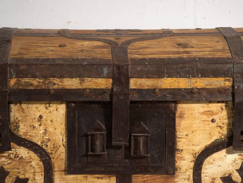 Coffre ancien ferré en bois de pin – Europe centrale, vers 1870