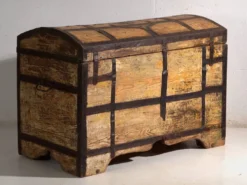 Coffre ancien ferré en bois de pin – Europe centrale, vers 1870