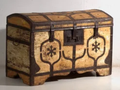 Coffre ancien ferré en bois de pin – Europe centrale, vers 1870