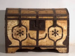 Coffre ancien ferré en bois de pin – Europe centrale, vers 1870
