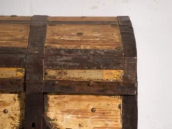 Coffre ancien ferré en bois de pin – Europe centrale, vers 1870