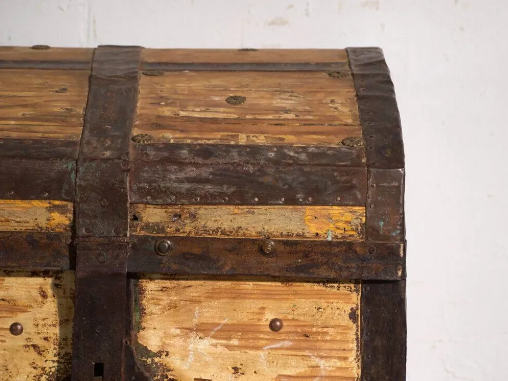 Coffre ancien ferré en bois de pin – Europe centrale, vers 1870