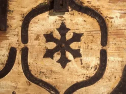 Coffre ancien ferré en bois de pin – Europe centrale, vers 1870