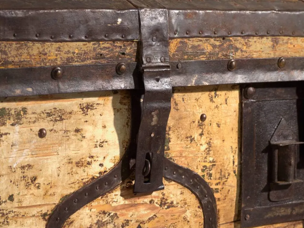 Coffre ancien ferré en bois de pin – Europe centrale, vers 1870