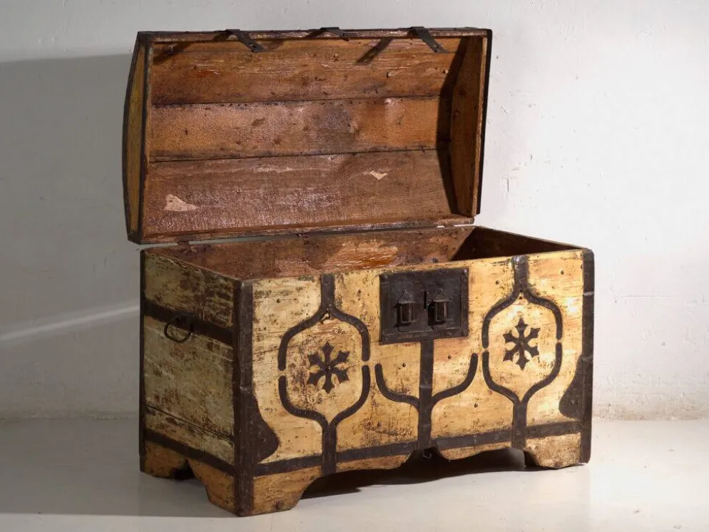 Coffre ancien ferré en bois de pin – Europe centrale, vers 1870
