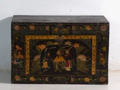 Coffre ancien laqué noir en bois de pin – Chine, vers 1900