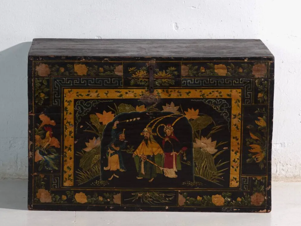 Coffre ancien laqué noir en bois de pin – Chine, vers 1900