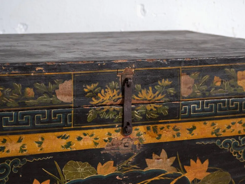 Coffre ancien laqué noir en bois de pin – Chine, vers 1900