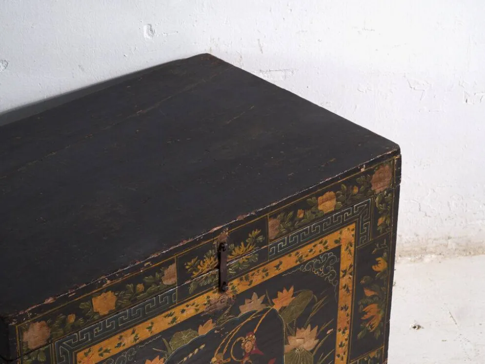 Coffre ancien laqué noir en bois de pin – Chine, vers 1900