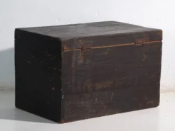 Coffre ancien laqué noir en bois de pin – Chine, vers 1900