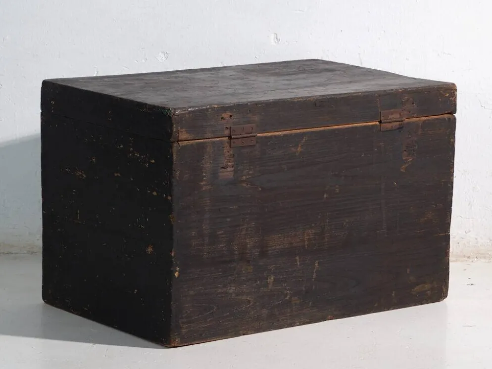 Coffre ancien laqué noir en bois de pin – Chine, vers 1900