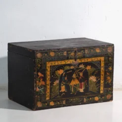 Coffre ancien laqué noir en bois de pin – Chine, vers 1900