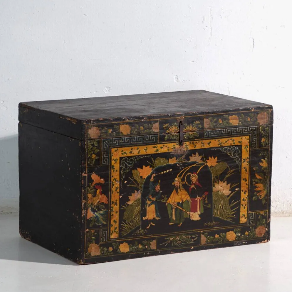 Coffre ancien laqué noir en bois de pin – Chine, vers 1900