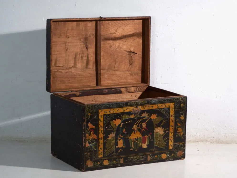 Coffre ancien laqué noir en bois de pin – Chine, vers 1900