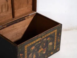 Coffre ancien laqué noir en bois de pin – Chine, vers 1900