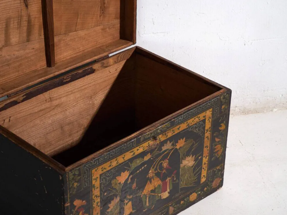 Coffre ancien laqué noir en bois de pin – Chine, vers 1900