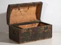Coffre ancien à patine verte (c.1900)