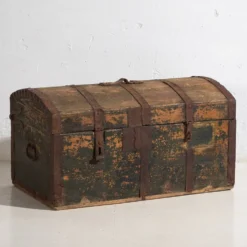 Coffre ancien à patine verte (c.1900)