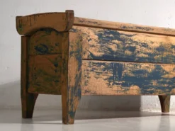 Coffre ancien peint en bleu en bois de pin – Europe centrale, vers 1870