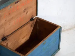 Coffre ancien peint en bleu en pin – Europe centrale, vers 1900